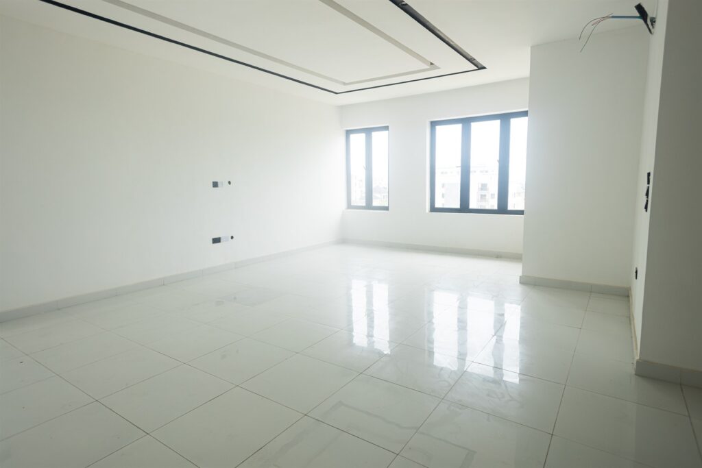 Brum Height 4: Bright living space with a recessed ceiling and tiled floor